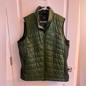 Men’s Mountain Hardwear green lightweight puffer vest